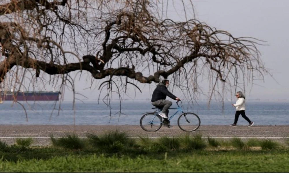 Καιρός: Καλοκαιρινή η ατμόσφαιρα με τον υδράργυρο να φτάνει τους 37 βαθμούς